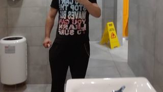 Probleme fara sfarsit pentru profesorul de sport de la "Jean Monnet", condamnat la inchisoare cu suspendare pentru intretinerea de relatii intime cu o eleva! Dan Visan a fost executat silit de o banca