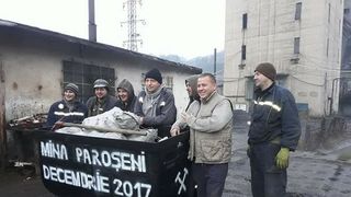 Mina Paroseni s-a inchis dupa 51 de ani de productie continua! Ortacii s-au pozat cu ultimul vagonet de carbune extras