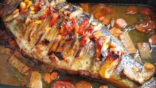 Cea mai gustoasa si rapida reteta pentru masa de Revelion: peste la cuptor, pe pat de legume