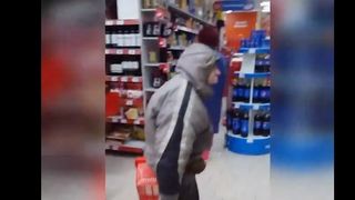 Imagini induiosatoare! Doi oradeni au ajutat o batrana care nu avea bani de cumparaturi