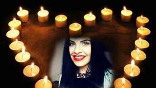 Acesta este tortul pe care Mariana Sarkany l-a pregatit in memoria fiicei ei. Solista ar fi trebuit sa implineasca 26 de ani, dar a fost ucisa intr-un incendiu. Cazul a socat toata Romania. "A mai trecut un an de durere si lacrimi"