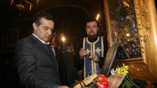 Gigi Becali continua seria de acte caritabile. I-a dat 300 de lei unui copil amarat, orfan de tata. Pustiul este un suporter infocat al Stelei.