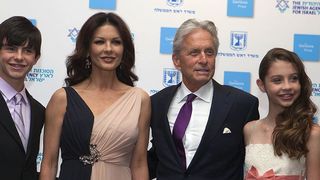 Michael Douglas, acuzat de hartuire sexuala de o fosta angajata. "E dureros! Copiii mei sunt speriati"