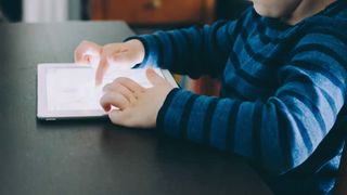 "Mi-am nenorocit copilul cu tableta" - Strigatul disperat al unei mame care si-a lasat copilul prea mult in spatiul virtual - Ce se intampla acum cu cel mic - E devastator