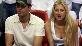 Primele imagini cu gemenii Annei Kournikova si ai lui Enrique Iglesias. Cei doi parinti sunt topiti dupa Lucy si Nicholas