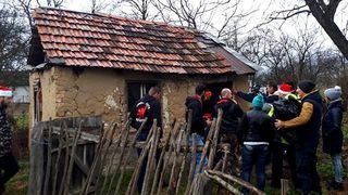 Un grup de motociclisti i-au ridicat o casuta unui batran amarat!