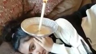 A luat o lumanare aprinsa si i-a pus-o fiicei sale in ureche. Dupa cateva minute, a taiat capatul ars si l-a pus la racit. Ce a iesit din urechea fetei!