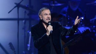 Neil Diamond a fost diagnosticat cu Parkinson! Cantaretul, obligat sa renunte definitiv la turnee