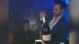 A vrut sa se laude cu o sticla de sampanie 34 de mii de euro, dar a ajuns de rasul lumii! Iata imaginile care i-au adus tanarului extravagant alta faima decat aceea la care visa