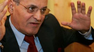 Nelu Ploiesteanu a fost sarac lipit pana la 35 de ani! Celebrul lautar avea in casa covoare facute din resturi de camasi si pantaloni, iar bradul de Craciun nu era impodobit cu globuri, ci cu nuci!