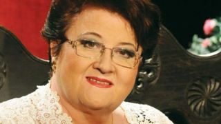 Marioara Murarescu are mormantul impodobit cu crengute de brad si beteala. Fiul ei l-a aranjat asa