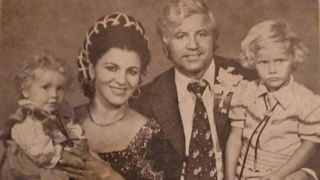 Toata lumea o stie pe Irinuca Loghin, fiica indragitei cantarete de muzica populara Irina Loghin. Dar aceasta mai are si un fiu, Ciprian, pe care il aniverseaza astazi si caruia i-a lasat un mesaj emotionant