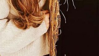 Starea Ionelei Prodan se amelioreaza! Artista a iesit la plimbare in oras alaturi de fiica sa!