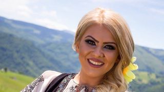 "Sunt o fata modesta crescuta la tara"! Cine este cantareata de muzica populara despre care se spune ca e cea mai frumoasa solista din Hunedoara! La doar 21 de ani se bucura de un succes rasunator!