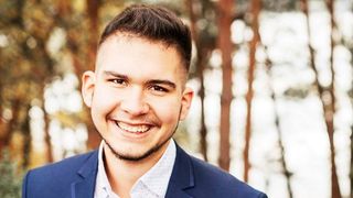 Ioan are 17 ani, este din Cluj, iar ambii parinti i-au murit de cancer. Tanarul a mostenit de la ei un credit de 17.000 de euro pe care daca nu il plateste, ramane pe drumuri. "Eu cu cine raman?" - Povestea tanarului a impresionat o tara intreaga