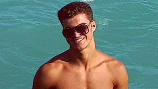 Fratele unui cunoscut cantaret de muzica populara este un pachet de muschi! Fetele sunt topite dupa el - Are numai 19 ani, dar arata ca un zeu