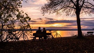 Niciodata nu judecata un om dupa aparente! Un boschetar s-a asezat pe banca langa ea si a intrebat-o daca are timp! De atunci, viata ei s-a schimbat pentru totdeauana