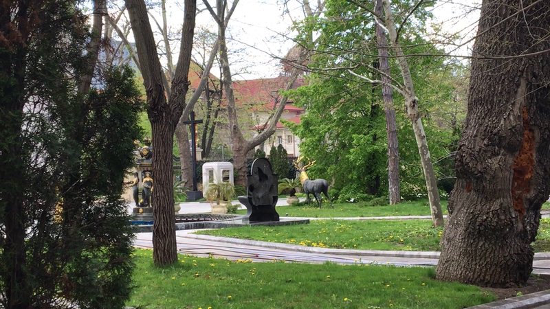 Gigi Becali are statuete placate cu aur in gradina de la palat