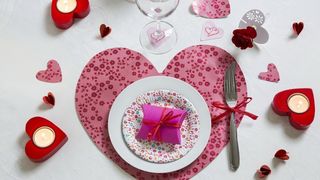 Idei cadouri, ghid pentru barbati insurati. Ce sa-i cumperi daca are verigheta pe deget?