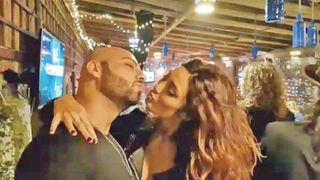 Claudia Pavel si Giani Kirita, glumite cu substrat intr-o emisiune TV cu putin timp inainte de Exatlon. Cum o "agata" el in direct si cum ii transmitea EA ca il iubeste. Momentele anului le ai AICI