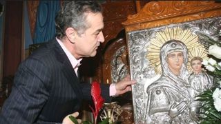 Familia cu un copil paralizat, ajutata de Becali, a fost alungata din apartament. Nu mai au bani de chirie si vor ajunge in strada.