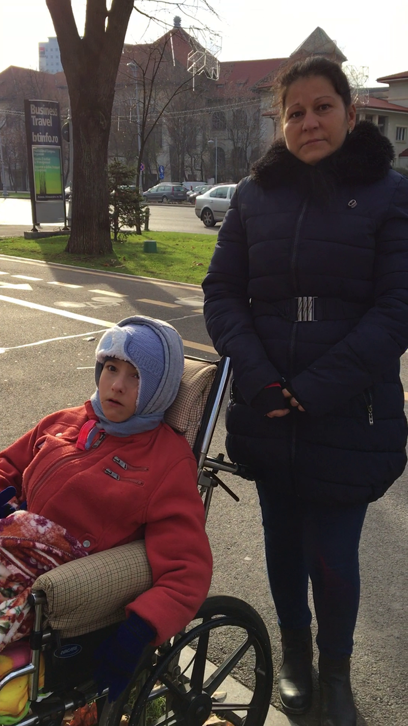 Tanarul Daniel Stoian este tintuit pe viata intr-un scaun cu rotile, iar mama lui are insuficienta renala