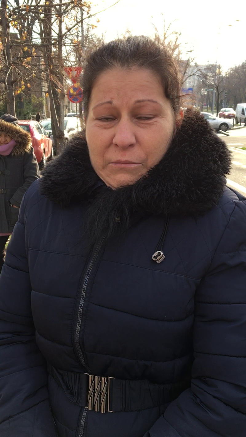 Lacramioara Stoian si-a strigat durerea in fata palatului lui Gigi Becali