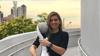 Simona Halep a fost amenintata ca va ajunge la cratita daca nu isi va folosi bine racheta de tenis! Vezi cine este barbatul care a ironizat-o in versuri pe Simona!