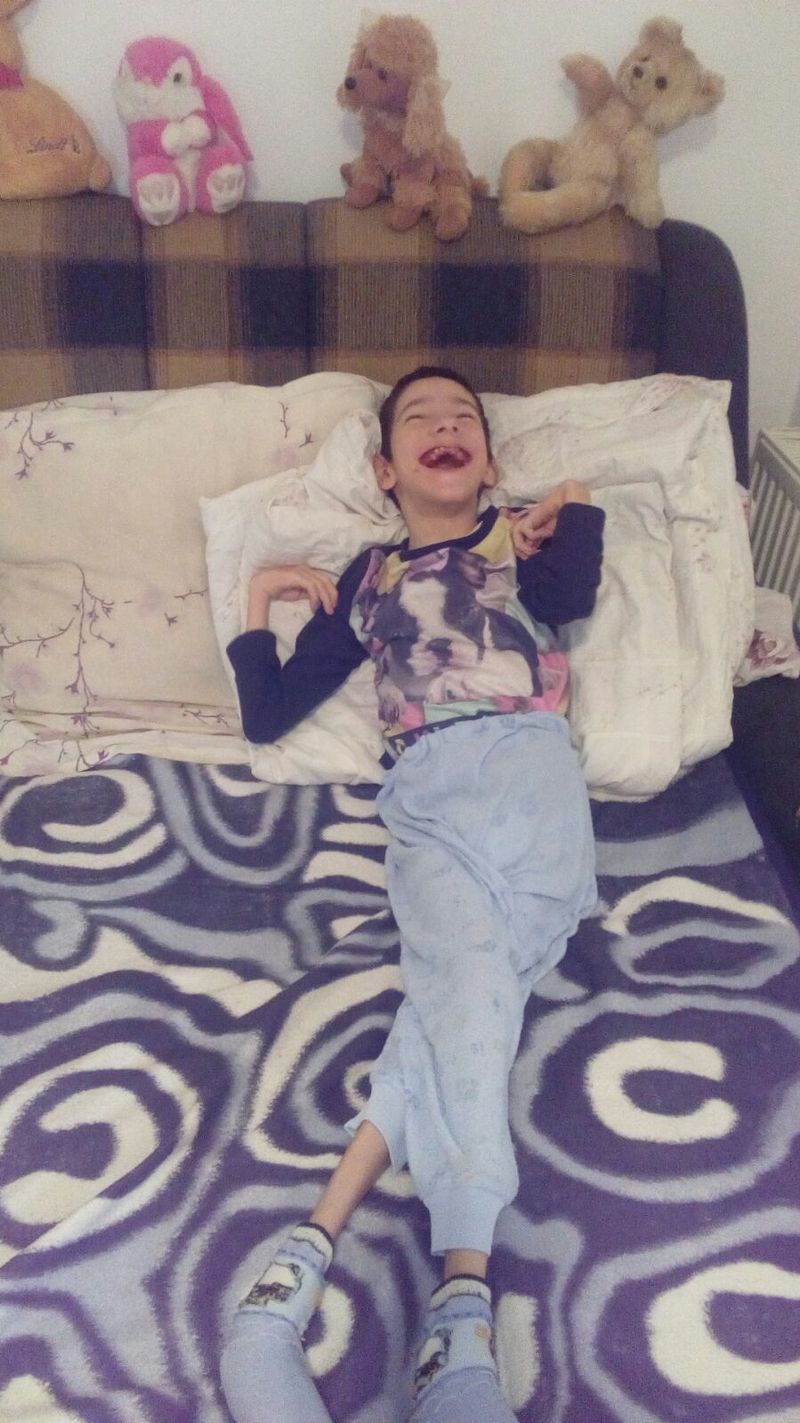 Familia Stoian nu a avut bani sa achite chiria pentru luna februarie, iar proprietarul apartamentului nu a mai putut sa-i pasuiasca