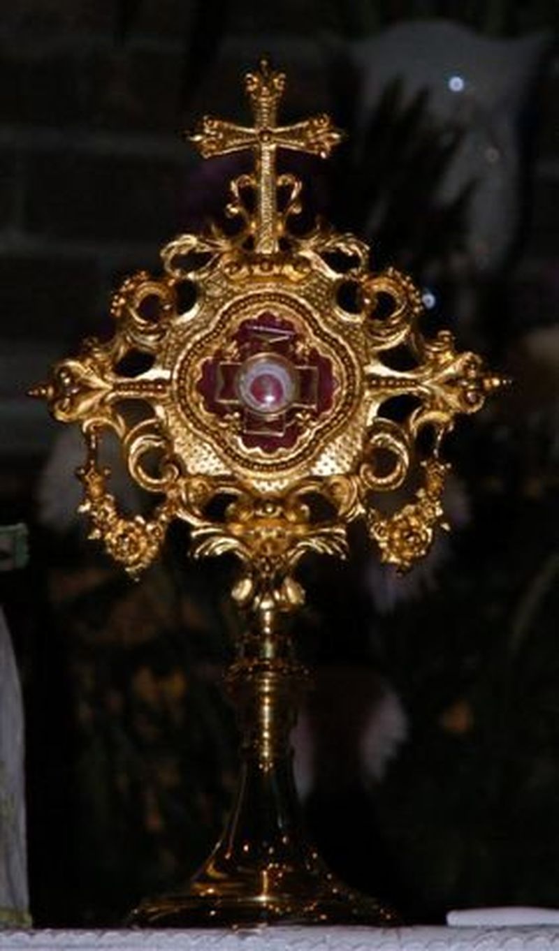 In mijloc se afla relicva cu spinul din Crucea Mantuitorului