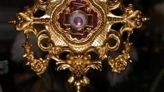 In mijloc se afla relicva cu spinul din Crucea Mantuitorului