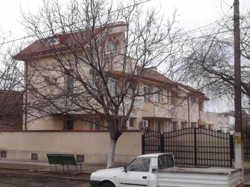 In vila fotbalistului din Calafat mai locuieste acum mama lui, Elena