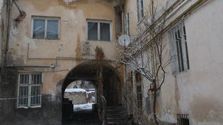 In aceasta curte interioara de pe o strada centrala din Brasov se afla si ultima locuinta in  care s-a ascuns Ioan Stoica