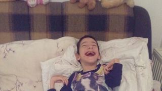 Desi sufera de tetrapareza spastica, o afectiune crunta, Daniel este fericit alaturi de familia lui