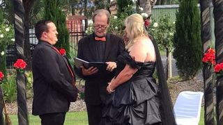 Nunta care a socat intreaga planeta! Mirele a ajuns la propria nunta in cosciug, iar mireasa il astepta imbracata in negru