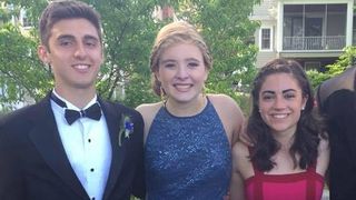 A murit a doua zi dupa balul de absolvire. Acum, toate fetele isi doresc sa-i imbrace rochia din acest MOTIV