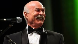 De mai bine de 50 de ani, Tudor Gheorghe traieste o frumoasa poveste de dragoste cu Georgeta Luchian, pe care o numeste "doamna mea"! Metoda inedita prin care sotia artistului a reusit sa-i puna pe fuga toate admiratoarele