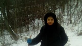 Tanti Floarea are 79 de ani si urca in fiecare zi pe munte, printre troiene! Batrana strabate aproape 6 kilometri zilnic pentru a-si hrani vaca dupa urma careia se intretine!