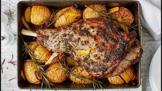 Reteta bunicii pentru fripura de miel. O masa delicioasa pentru cei dragi