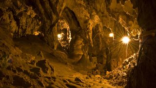 Fenomene paranormale la Pestera Polovragi! Ce s-a intamplat cu fotografiile facute de turisti in pestera blestemata!