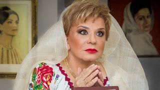 Ionela Prodan este foarte legata de satul natal, Dabuleni, in care locuiesc si astazi fratii ei! Celebra artista a terminat doua facultati in Craiova, Istorie-Geografie si Istorie-Filozofie