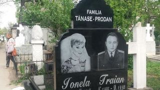 Mesajul sfasietor gravat pe mormantul Ionelei Prodan! Randurile scrise de cele doua fiice ale regretatei artiste iti rup sufletul