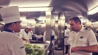 El este romanul care a ajuns sef pe cel mai mare vas de croaziera din lume! Catalin Buta are in subordine 1200 de oameni FOTO