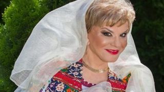 Ionela Prodan a colaborat cu cel considerat fiul nelegitim al Regelui Mihai! Regretata artista si Dieter Stanzeleit au realizat campania "Romania, tara prietenoasa din Carpati"