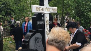 Mormantul regretatei Ionela Prodan  a costat 15.000 de euro. Locul de veci este din granit.