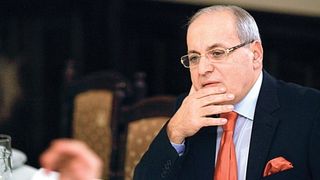 Imaginile durerii! Nelu Ploiesteanu este devastat. Sicriul cu trupul neinsufletit al fiului sau a ajuns acasa. A fost chemata de urgenta si o ambulanta