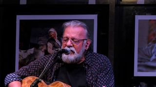 Viata incredibila a cantaretului bolnav de cancer! Artist plastic de renume, Adrian Berinde a plecat la 14 ani de acasa, a dezertat din armata si a fost prins, iar la 22 de ani a fugit in Occident!