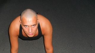 Baiatul "batut" de Basescu in celebra filmare aparuta in 2009 s-a pozat sarutandu-si iubita! Bogdan Istratoiu locuieste de ani buni in Italia