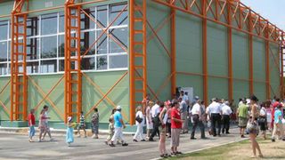 Nici una dintre cele 400 de sali de sport realizate de guvernul Adrian Nastase nu are dimensiunile regulamentare pentru handbal!