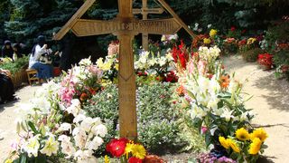 Scrisoarea unei femei care sustine ca a trait un miracol la mormantul lui Arsenie Boca: "Am simtit nevoia sa impartasesc cu cat mai multa lume minunea savarsita de Părintele Arsenie Boca cu mine!"